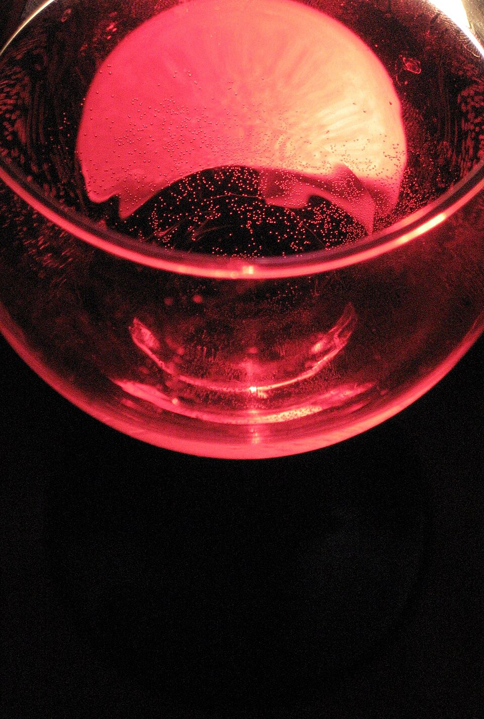 Vinhos, taças e experiências à mesa